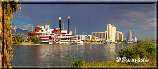 Laughlin, aus Arizona über den Colorado River nach Laughlin gesehen 