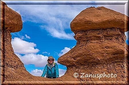 Goblin Valley, meine Begleiterin blickt durch eine Felsöffnung herunter