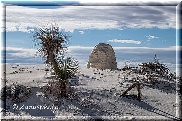 White Sands, ein Turm im Hintergrund der von Sand und Wind zusammen gebacken worden ist