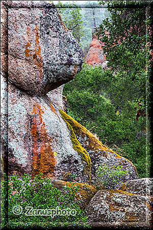 Pinnacles National Park, mehrere Farben an den Felsen am Trail