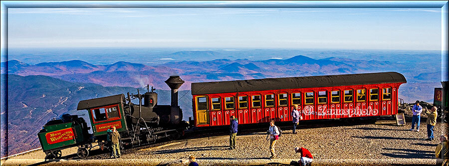 New England - New Hampshire, oben an der Bergstation steht die Lokomotive mit einem Wagon in Wartestellung