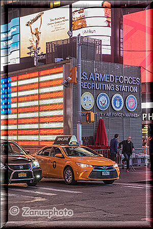 New York City - Times Square, Taxen sind hier den ganzen Tag lang unterwegs
