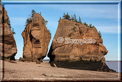 An Felsgebilden am Strand sind die High Tide Wasserstände erkennbar