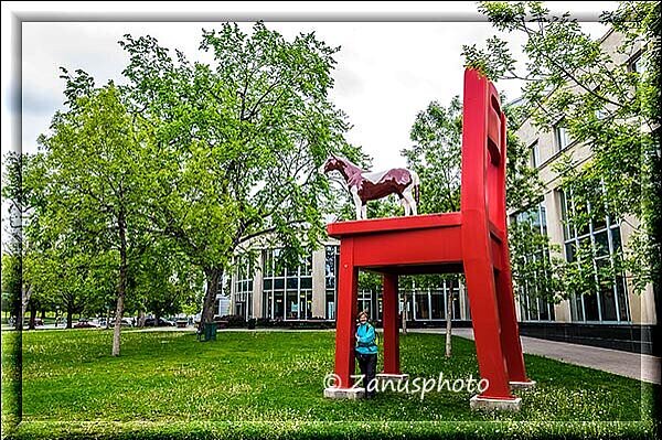 Denver, auf einem hohen Stuhl befindet sich das Yearling-Pferd am Nordgebäude vom Art Museum