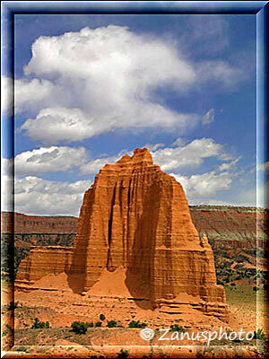 Cathedral Valley, wir laufen an einer Kante entlang und kommen so zu den einzelnen Felstürmen