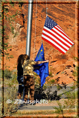 Valley of Fire, nach einer Wartezeit sehen wir den Rangerinnen beim hissen der US-Flagge zu