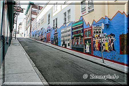 San Francisco, in einer kleinen Seitenstrasse sehen wir mehrere Wandgemälde