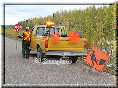 Arbeiter mit Stop Schild am Highway