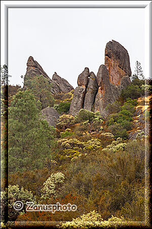 Pinnacles National Park, weitere Monolithen ragen gegenüber in den Himmel