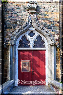 Eingangstür zur Kirche im Detail