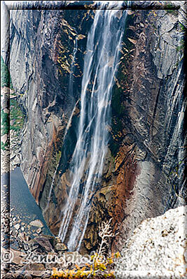 Yosemite - Panorama Trail, der Illiouette Fall lässt nur wenig Wasser die Felswand runterlaufen