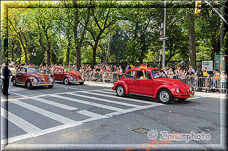 New York City - Steubenparade, VW-Käfer mit US-Nummern fahren beim Umzug mit