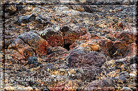 Craters of the Moon, farbige Lavafelsen liegen am Boden vor mir