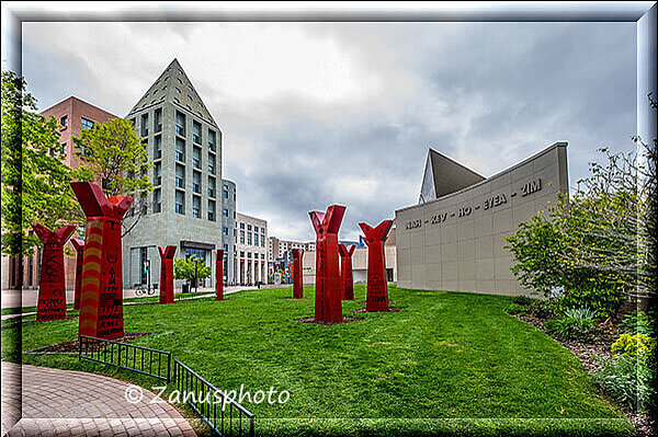 Denver, jetzt sind wir an einem Art Museum angekommen wir schauen es uns von aussen an