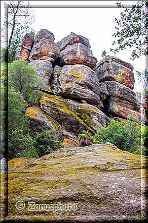 Pinnacles National Park, über uns sehen wir farbige Felstürme