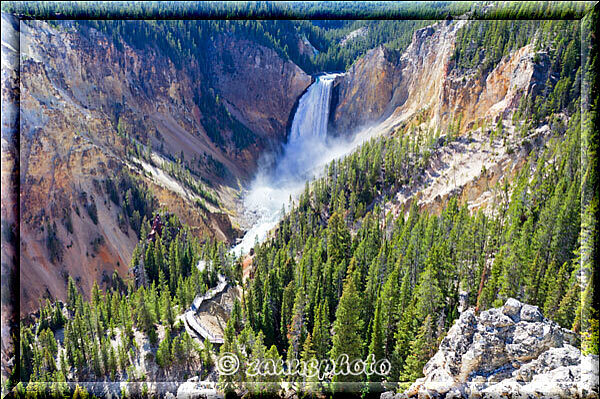 Grand Canyon, vor uns sehen wir den Lower Falls im Grand Canyon of Yellowstone