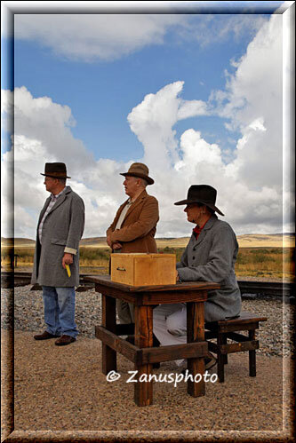 Golden Spike, drei Bedienstete warten gerade auf die Bahninspektoren