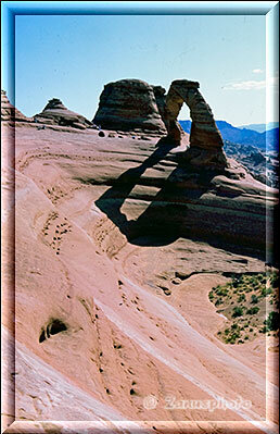 Arches Park, wir blicken von einem Mini Arch zum grösseren Delicate Arch hinüber