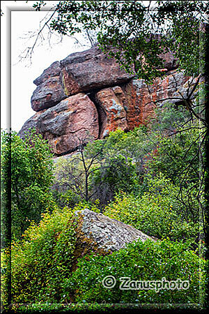 Pinnacles National Park, über uns sehen wir wieder farbige Felsstufen