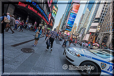 New York City - Times Square, ettliche Besucher sind auch Tagsüber in dieser Gegend unterwegs