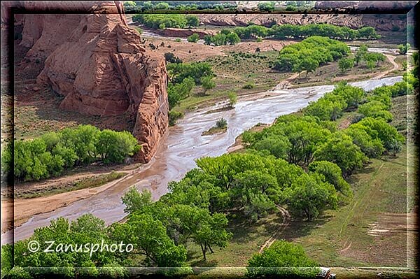 Canyon de Chelly, direkt neben uns schauen wir in den Canyon wo Wasser fliest und sich Felswände befinden