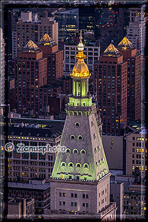 New York City - Empire State Building, Beleuchtete Turmspitze in New York an einem Hochhaus