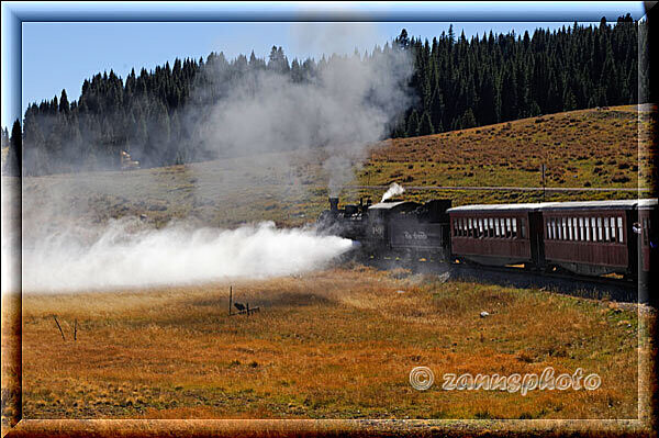 Cumbres Railroad, die Lok bläst gerade viel Dampf vor dem Cumbres Pass ab