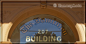 Vancouver,  in der Glasscheibe spiegelt sich das Dominion Building