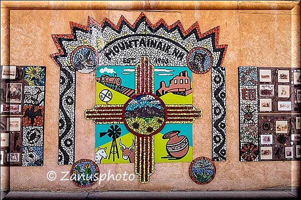 Salinas Pueblo, am Visitor Center von Mountainair befinden sich Elemente aus Indiansicher Kunst an der Wand