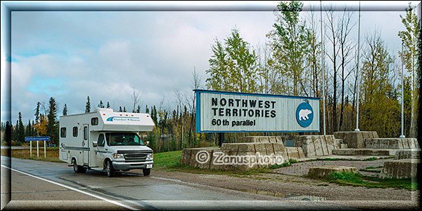 Camper an der Grenze zu den Northwest Territories