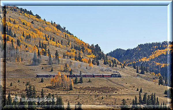 Cumbres Railroad, etwas entfernt fährt ein weiterer Zug gerade von Osier zurück nach Antonito