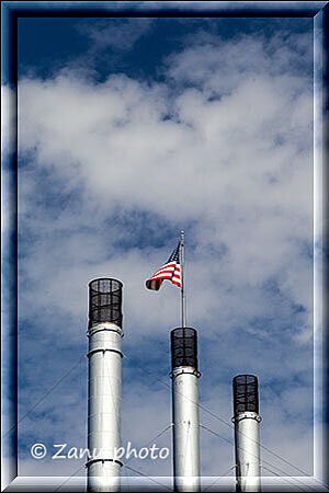 Bend, vor uns ragen drei Schornsteinspitzen in den Himmel