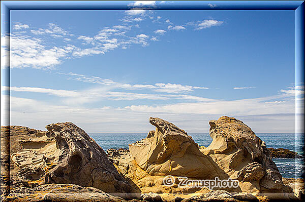 Pebble Beach mit schön angeordneten Felsspitzen