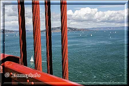 San Francisco, Bild zeigt die vierfach Seilbündel die zu dem oberen Tragseil führen