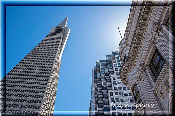 San Francisco, vor uns schauen wir nach oben auf die Transamerica Pyramid