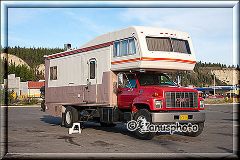 Truck Camper und Van Camper im direkten Vergleich nebeneinander