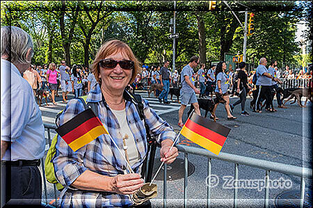 New York City - Steubenparade, eine begeisterte Zuschauerin aus Germany