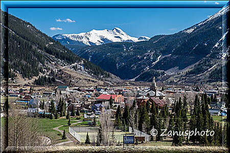 Silverton, wir schauen über die City und in Bildmitte rechts oben ist der Million Dollar Highway zu finden
