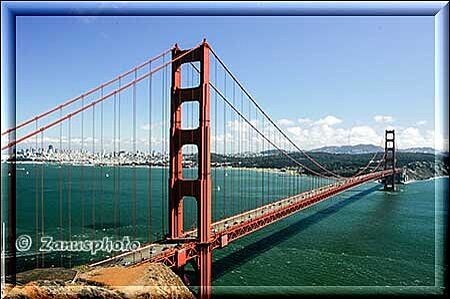 San Francisco, man sieht die gesammte Golden Gate Bridge vor der City liegen