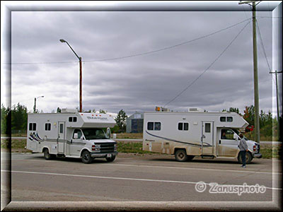 Visitor Center von Enterprise mit zwei Campern davor