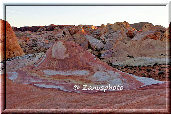 Valley of Fire, Ansicht der gesamten Felsformation, jetzt im Schatten liegend
