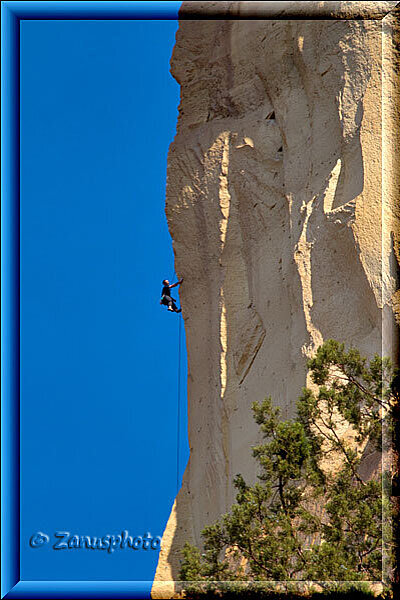 Smith Rock Park, über uns sehen wir Climber in der senkrechten Wand