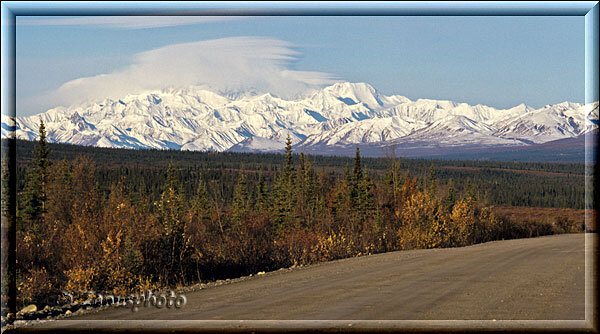 Alaska, die Mount McKinley Range im Westen am Horizont 