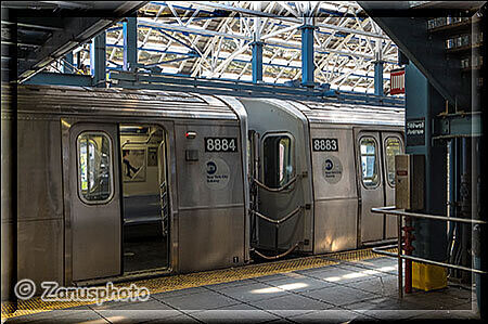 New York City - Coney Island – Abfahrbereite Subway in der Stillwell Ave Station
