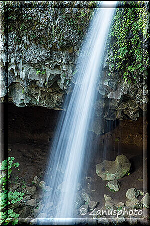 Columbia Gorge, ein hoher schmaler Wasserstreifen liegt am Trail vor uns