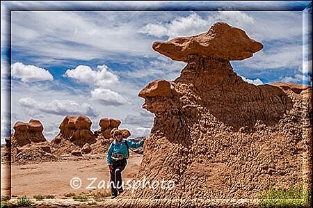 Goblin Valley, wieder mal ein Grössenvergleich zwischen Mensch und Goblin Hoodoo