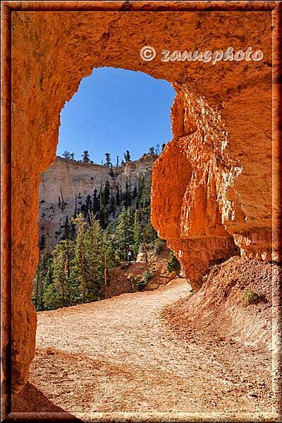 Bryce Canyon, der Trail führt uns über Durchgänge am Berghang entlang