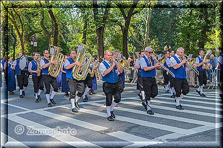 New York City - Steubenparade, die Höpfinger Trachtengruppe kommt gerade ins Bild
