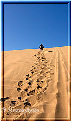 Oregon, Fussspuren im Sand einer steilen Düne