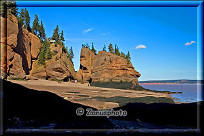 Trockenliegende Bucht mit Felsen im Hintergrund